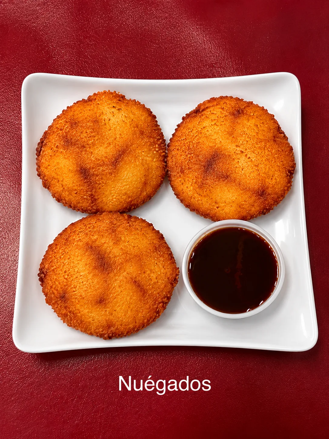 Nuégados salvadoreños tradicionales bañados en miel dulce.