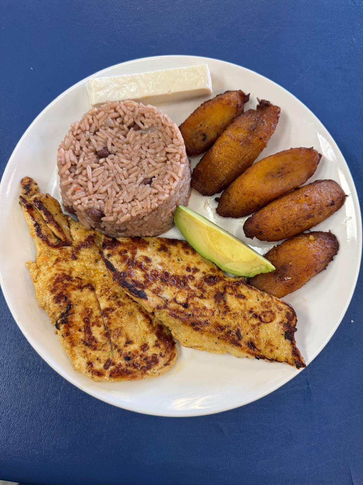Plato Campesino con pollo a la plancha, arroz, plátanos, aguacate y queso