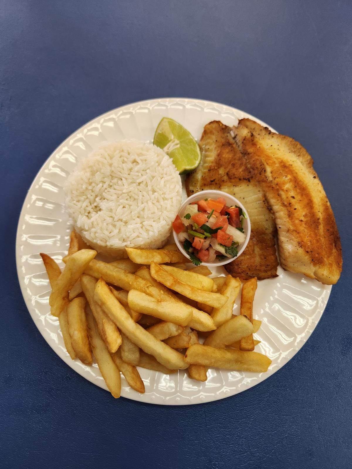 Filete Player con pescado a la plancha, arroz, papas fritas y pico de gallo