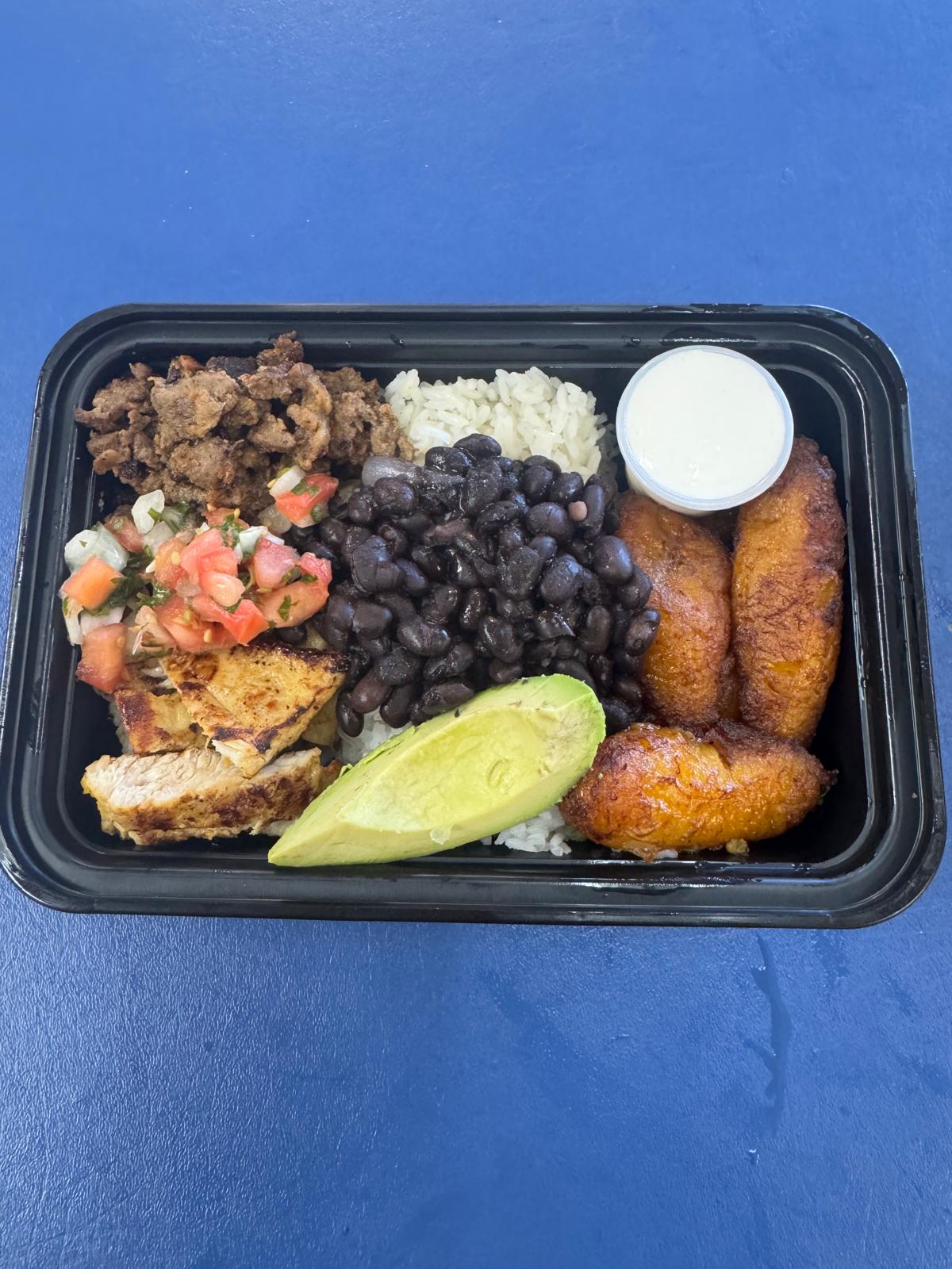 Sofía’s Bowl con carne, pollo, arroz, frijoles negros, plátanos, aguacate y pico de gallo